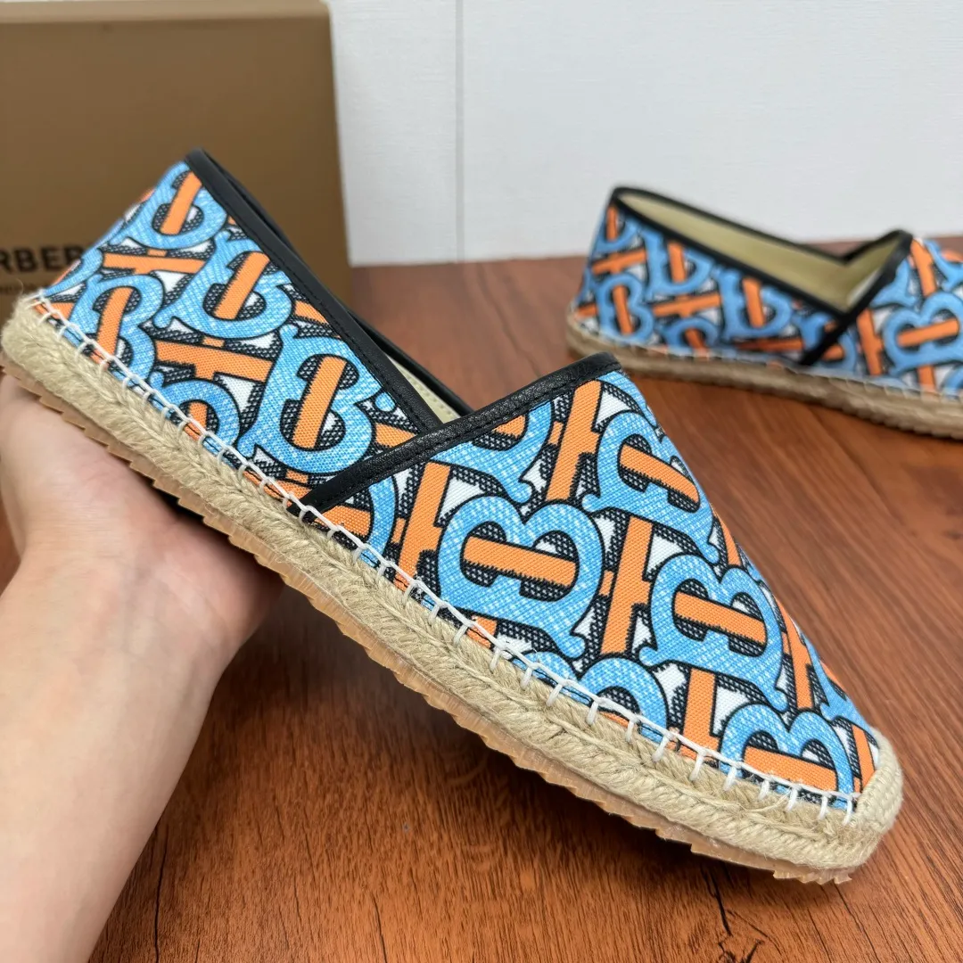 Batch 600 Burberry/Burberry new summer men's embroidered straw fisherman shoes, cool slip-on straw shoes! Encounter British fashion with Burberry espadrilles, a perfect blend of classic and fashionable. The unique printing on the upper is a manifestation of the brand's style. Every color and every pattern tells the story of England. Straw soles bring a natural texture, comfortable and chic. Whether you are strolling in the city streets or heading to the beach for vacation, it can add elegance and charm to you, easily become the center of attention, and start your own fashion journey. Classic knitted canvas upper, with thin calfskin lining suitable for summer, straw lining, genuine leather patch at the bottom of the heel, hemming technology, and Mark stitching details! Anti-slip rubber bottom layer, integrated injection molding of large LOGO letters and badges, multiple colors and styles to choose from, complete package! Size: 39-40-41-42-43-44 normal size item number: 2025-5 printing blue